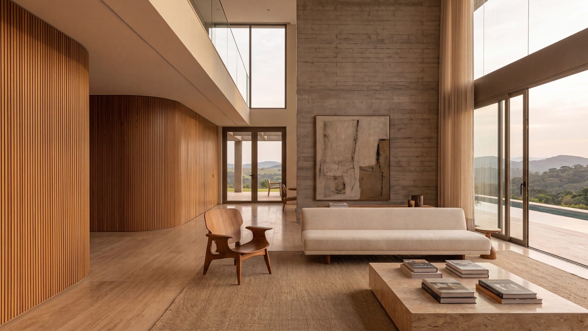 Living de pé-direito duplo de uma residência contemporânea de alto padrão, em luz dourada de fim de tarde.